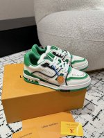 顶级版本 男款LV 路易威登L家 Trainer 24 新款 魔术贴 休闲 运动鞋 滑板鞋 LV Trainer 运动鞋的灵感源自复古篮球鞋，代表 Virgil