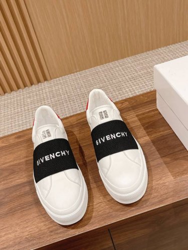 松紧金属扣#正常码 男+10 GIVENCHY 纪梵希经典小白鞋 说之为小鞋白中的始祖不为过。 小白鞋中的绝对款式都已淘经汰，但GVC凭借不过时的介简经典设计。