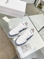 出厂价P330 赛琳（Celine）2025春夏新款Block Triomphe凯旋门运动鞋系列上新鞋面采用原版定制头层牛皮鞋身带有品牌元素压花图案，鞋头冲孔设