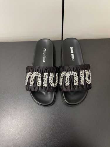 水台款 Miu Miu缪缪 春夏新品重工满钻拖鞋百搭时髦单品！集低调奢华的一字潮拖～随意搭配怎么穿都好看 鞋面 内里 垫脚 进口真丝 羊皮版本 大底： 成型防滑