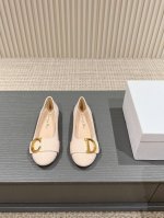 出厂 ，Dior 迪奥cd金属扣平底单鞋！ 这款c'Est 单鞋是2024秋季系列新品，优雅时尚。采用漆皮皮革精心制作，款式简约，鞋面饰以金色饰面金属 C 和