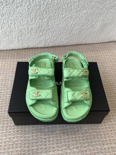 CHANEL2025春夏最新面料 专柜主推魔术贴沙滩凉鞋新色系列上新★★★★★ 众多明星网红上脚，国内外博主刷爆的一个百搭系列，春夏衣橱搭配必备 凉鞋首选. 鞋