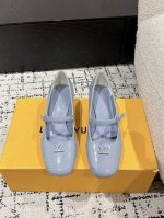 Louis Vuitton 25 Swing最新 圆头搭扣 5.5粗跟 玛丽珍鞋 简约精致，高级感满满，尽显优雅气质～ 上脚超好看，拉满了夏日美鞋绝绝子啊 鞋面