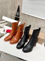 元： Christian Louboutin Cl 年重磅推出新款粗跟厚底靴，采用亮泽小牛皮材质打造。侧面亮眼点缀镀金 Christian Louboutin
