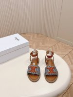 出厂 ，凉鞋款 Celine思琳2024春夏新款凯旋门英伦风平底微标凉鞋拖鞋系列 简约大气时髦，耐看不过时，是时尚圈永不退潮的经典所在，复古的英伦风格，气质非凡