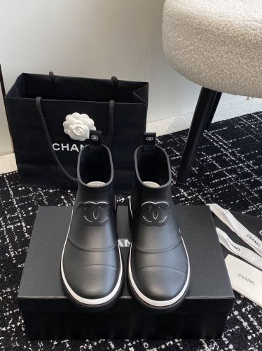 代购级光面 Chanel香奈儿23A大爆款雨靴！ 入手一款本季颜值爆表雨靴，国内专柜个位数限量，不是vic完全是拿不到的，我真是太幸运了，真是大爱这雨靴我太喜欢
