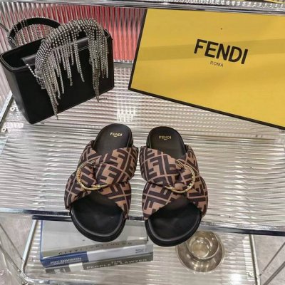 230元Fendi 25Ss 芬迪系列平底拖鞋 每年必备Ff拖今年还加了新的系列，美到无法言喻 绝好的穿着舒适感可是经典必备，各种风格搭配都Hold的住！ 面料