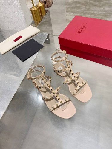 工厂价:330 valentino华伦天奴铆钉经典凉鞋 全新原版升级，脚感超级舒适， 方便穿脱 超贴心哦！ 鞋面混种羊皮 内里垫脚混种羊皮 意大利黄牛皮大底纹路