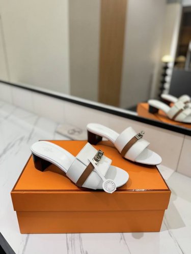 出厂价：P350Hermes爱马仕H家最经典永不过时高品质追求完美做工细节上脚舒适度 材质面料：平面牛皮 材质内里：混种羊皮 材质垫脚：混种羊皮 材质大底：意大
