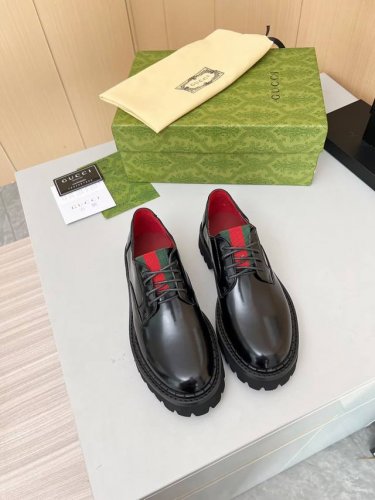 出厂价： 元专柜最新古琦 Gucci 系带乐福鞋 主要搭配各种风格的潮衣都能凸显其时尚 推荐必入的一款 面料：牛皮 、开边珠 内里 垫脚：牛里 颜色：黑色 码数