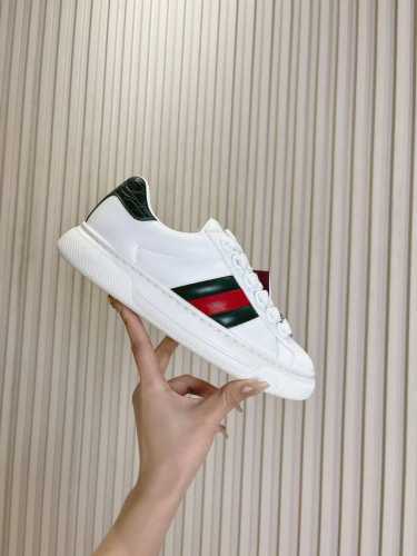 gucci Ace 系列饰织带情侣款运动鞋 面包鞋 小白鞋 广受青睐的ace系列运动鞋持续演绎品牌核心设计美学。在 2024秋冬男士系列中，这款低帮鞋型搭配更厚