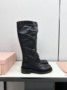 短靴 长靴 Miumiu 24走秀款复古机车靴 甜美复古机车风 太太好看太美了 系带和搭扣混合更好穿更时尚 很显腿细瘦长的秋冬靴子 搭配裙子、大衣都是非常的好看