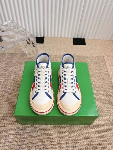 Bottega Veneta 葆蝶家 Eliot 休闲鞋 Bv全新的 Eliot 以复古篮为设计灵感，童趣的色彩焕发青春活力！男女同款，可以做情侣鞋穿着哦 整个