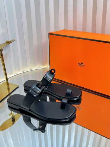 Hermes... A Eclair 2025新款Kelly+爆款系列 版型超正，透体透气 舒适的进口牛皮 春夏拼色兼具颜值舒适度的单品！ 码数Size： 35