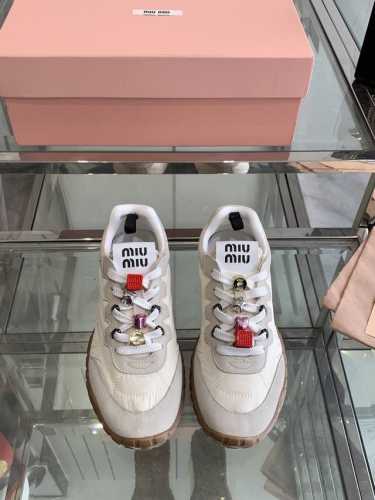 MiuMiu 缪缪 25ss春夏新款 饼干鞋 阿甘鞋 运动鞋miu最新爆款 前卫大胆的设计！风格融于此款厚底帆布运动鞋的简约线条，别致徽标饰于鞋舌与背面，点缀复