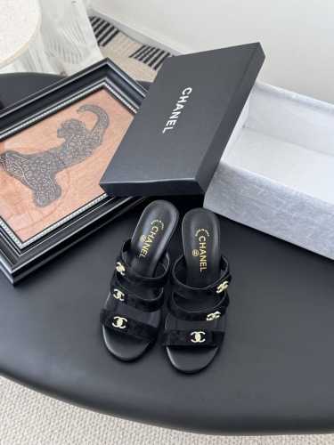 p380 Chanel 25P春夏新款凉鞋 三带链条脚环款，超火的重工艺五金扣机车系列。 高版本，羊皮垫脚，真皮大底！ size:35-39 其它码数定做