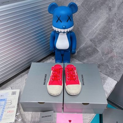 冲量价 最新火爆情侣款 巴黎世家balenciaga 全新paris休闲帆布鞋 最爱的一款布鞋 风格永续，旧不过时！全新paris运动鞋来了 做旧复古风格，以崭