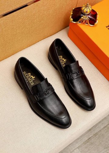 商品商标：HERMES 爱马仕 休闲皮鞋正码码数: 39-44 38.45.46订制 商品材料：精选 进口头层小牛皮压花鞋面+经典五金扣，进口水染牛皮内里。强烈