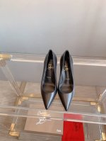 出厂价 Christian Loubouti* 新款红底高跟鞋 花朵鞋跟设计非常有特点 流畅的曲线勾勒曼妙风情 尽显性感风姿 万年经典款 鞋面进口水染羊皮 内里