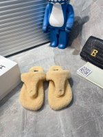 Loewe罗意威 最新王炸爆款拖鞋 夹趾平底毛拖 进口羊毛材质 舒适度极高，非常具有辨识度，美貌与实用并存舒适而不单调的毛毛拖！ 面料:原版定制羊毛 内里:原版
