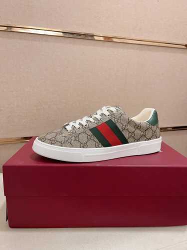 工厂价： Gucci2024早春古驰G家 最新爆款休闲 复古 原版购入开发 做货 古驰全新爆款系列 精致小巧的互扣式ACE标识浪漫诠释此系列的美学理念。选用米白