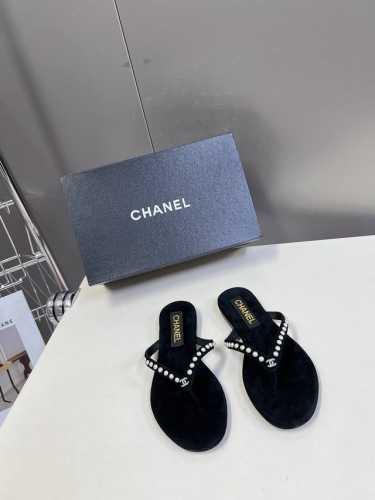 330 Chanel｜香奈儿春夏新品 双C人字拖 大爆款已经被它的美貌折服 有拖鞋随性自然 又彰显品牌特色 满满的高级感 上脚超洋气 鞋面澳钻 手工珍珠 特殊闪