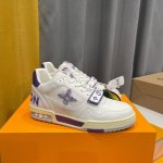 顶级版本 情侣款LV Trainer 运动鞋于路易威登 秋冬秀场焕现全新魅力。小牛皮融入缤纷细节，魔术贴鞋带和侧面的 Monogram 花卉刺绣点明设计主旨，L