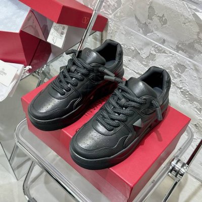 男码# 顶级出品情侣款valentino Out Stud 华伦天奴运动鞋面包鞋 独家高品质 关晓彤、张艺兴同款男女面包运动鞋原版zp入购拆解. 反复打版调改.