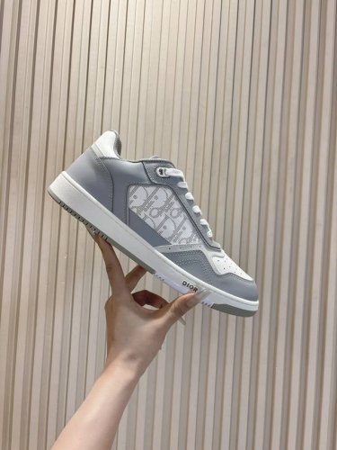 Dior迪奥b27情侣款运动系列 现在市面炒得最火的一款休闲鞋：低帮款，高帮款，情侣款 Aj款没买到的宝宝们可以疯抢这双，因为这两双整体设计都有点相似 M多网红