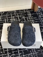代购级 罗意威新款Loewe 25ss 勃肯拖鞋来自秀场延续品牌设计师Jonathan Anderson一贯的玩味主义色彩新款 勃肯 穆勒拖鞋以可爱有趣的圆形鞋