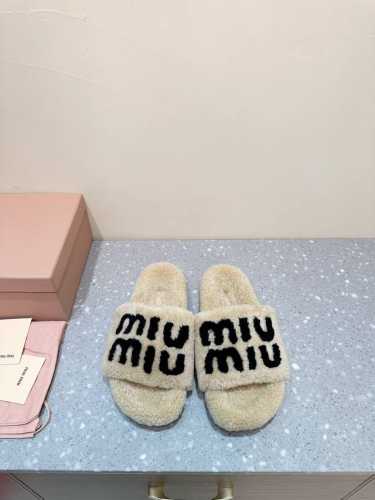 Miu Miu 24Ss 秋冬新品毛拖～ 秋冬新宠 百搭时髦单品！ 不管居家还是外穿都是品味的象征性！ 秋冬搭配袜子 那更是太绝太绝了 鞋面：进口澳洲真羊毛 内