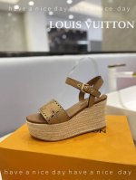 价格： LOUIS Vuitton 最新走秀款厚底凉鞋 香港原版购入一比一开模 今年的款式比去年增加激光元素 显得更为大牌 皮面款采用原版小牛皮 内里垫脚全羊皮