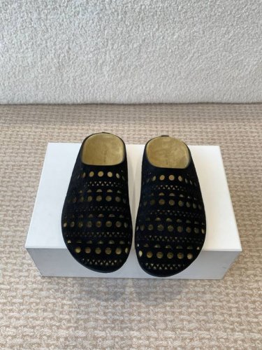 The Row 25ss 春夏新款 复古冲孔大头包头拖，第一眼看到这个鞋子感觉不起眼，没有过多的装饰很简单但带有点复古味呆萌可爱随意搭配都好看！一贯极简风格，没