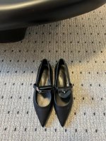 顶级品质Herme* 爱马仕春夏最新kelly扣尖头平底单鞋柜柜超难配货 经典的尖头版型 搭配极具辨识度的马家五金扣 上脚超级百搭好看时髦 超多明星网红种草 春