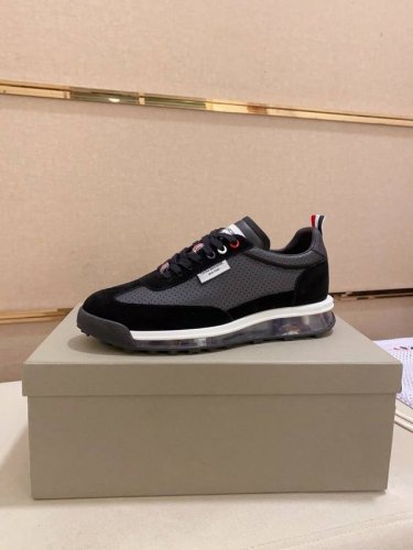 工厂价： Thom Browne 汤姆 布朗 -高端品质 原单 -鞋面：反绒小牛皮、打孔牛皮、车缝品牌布标 -内里：羊皮，垫脚；顶级牛皮 -大底：原版抽真空TP