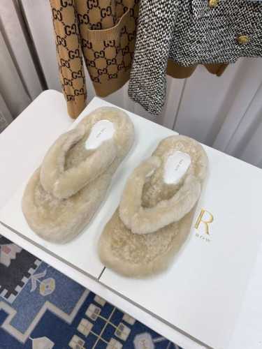 The Row秋冬新品羊毛拖鞋这一季therow又让我重新爱了它一次！这季节美鞋太多这款毛拖真的是让我无法自拔真太可爱了～ 毛茸茸的羊毛是选用欧洲进口a级羊毛