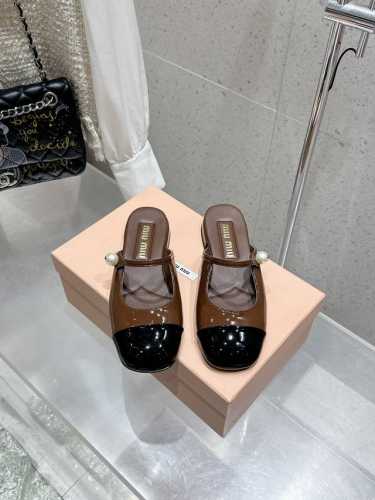 MIUMIU 2025 新款玛丽珍半拖皮鞋 原版1:1订制漆皮牛皮面料 羊皮内里意大利进口真皮大底码数：35-39 40 41订做不退换