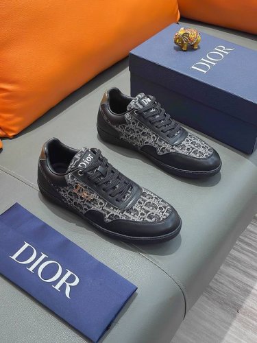 商品名称：Dior 迪奥 正规码数: 38-44 休闲鞋 商品材料：精选 牛皮鞋面，柔软羊皮内里；原厂大底。