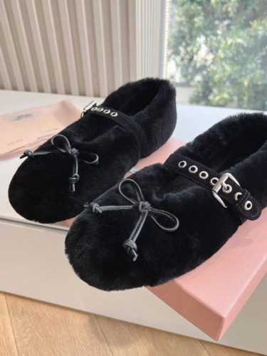 出厂价 Miumiu代购级独家首发玛丽珍100%纯羊毛鞋 2024秋冬新款羊毛单鞋来自miu Miu系列的细节特写 新季的潮流要素 与此刻挚爱的概念，多元对撞，
