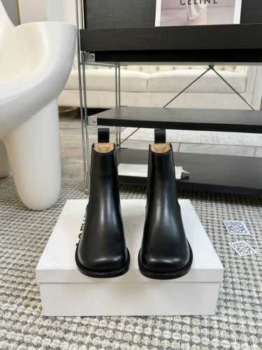 Loewe 罗意威 24Ss 秋冬新款 方跟厚底女靴套脚一脚蹬弹力靴牛皮平底时装靴短靴 简约大气时髦 耐看不过时 是时尚圈永不退潮的经典所在 复古的英伦风格 让