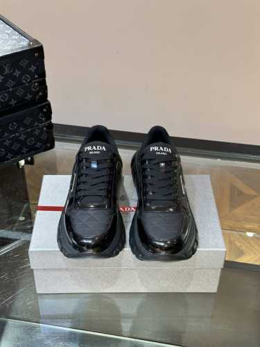 Prad* 新品男士高端运动鞋，这款运动鞋休闲百搭，选用头层牛皮拼布面打造，轻质发泡大底，脚感非常舒适，运用柔和简洁的线条勾勒出运动风廓形。鞋底轻盈而稳固，带有