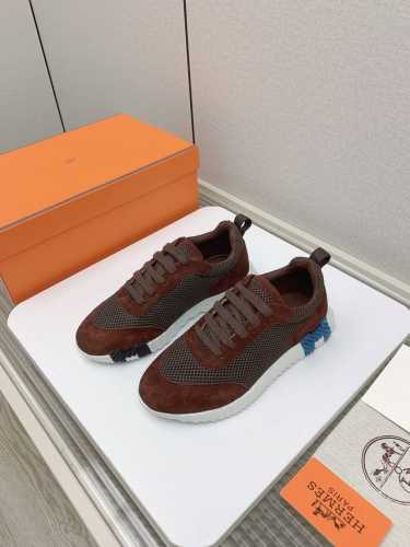 出厂 高版本 Hermes 新款 Bouncing 情侣运动鞋 爱马仕最舒服的鞋，没有之1，上脚特轻又巨好看，逛街暴走都不会累 整体麂皮手感很好，很漂亮了也很百