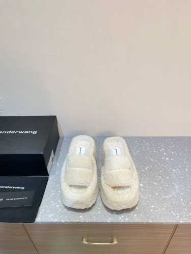 Alexander Wang 亚力山大 王 24Vs秋冬季最新爆款 松糕毛拖系列 毛茸茸的时髦感十足，舒适的圆头设计，纯羊羔毛材质，蓬松密卷，敦厚饱满，秋冬最新