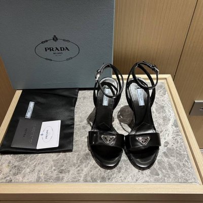 Ins火爆款prada 普拉达2024Ss早春新品party 系列 这款高跟缎面厚底凉鞋秉承现代设计理念，绽现精致魅力。 织物的新雅色彩平添明艳格调。标志性三角