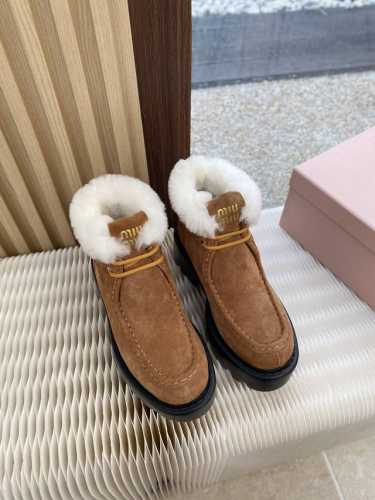 出厂价 Miumiu 缪缪 秋冬走秀款 系带厚底加毛内里乐福鞋 经常出现在各大时装杂志封面 各路明星、小红书博主都有钟爱，搭配五金logo更显优雅，上脚尤为惊艳