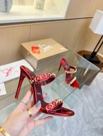 Christianlouboutin 路铂廷 Cl红底鞋Just Queen春季女士水晶高跟凉鞋，鞋面油边定制五金设计精致优雅，窄长的鞋跟为足部提供舒适承托，两