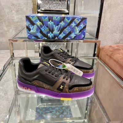 顶级版本 上线男款39-44 45.46 Virgil Abloh 向篮球鞋设计汲取灵感，推出标志性 LV Trainer 运动鞋，经典的花纹富含着整体的特性，