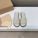 出厂价 Miumiu缪缪2024春夏新款平底拖鞋 Miumiu平底微标凉鞋拖鞋简约大气时髦耐看不过时是时尚圈永不退潮的经典所在，复古的英伦风格，让你穿出不一样的