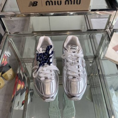 miu Miu X New Balance联名款运动鞋 2024早春发售前先近赏同样是在十月的巴黎时装周，又被眼尖的粉丝们看见了 Miu Miu X New B