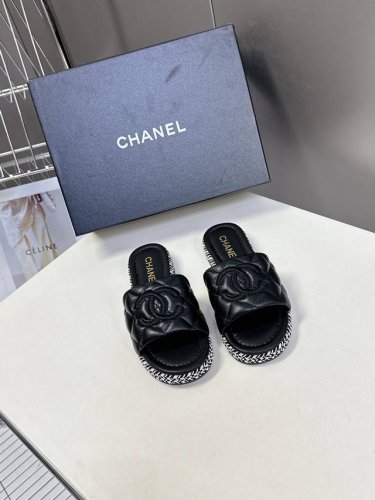 Chanel香奈儿春夏最新款菱格双C拖鞋 完全原版一比一复刻打造 版型超级正 最新时尚的设计 火遍全网的拖鞋，上脚又酷又时髦 独特设计最为抢眼吸晴 上脚还很好的